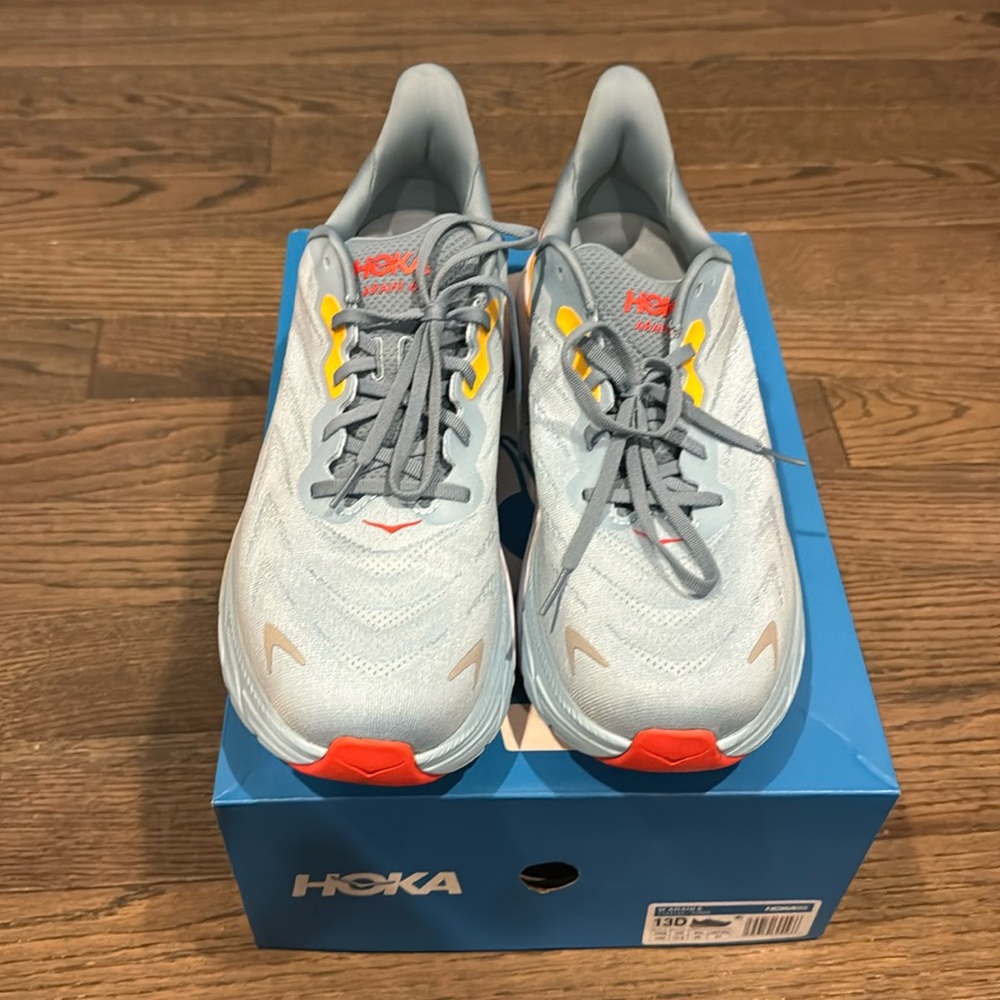 Hoka Men’s Arahi 6 Sneakers